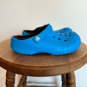 Crocs Kids  Blue Classic Clogs Lined With Black Warm Fuzzy Material Size J4 US 2
